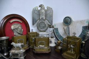 Encontraron tras una puerta secreta joyas egipcias y objetos nazis