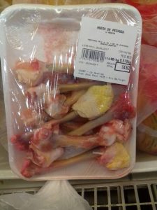 La bandeja de huesos de pollo que denunció Cristina
