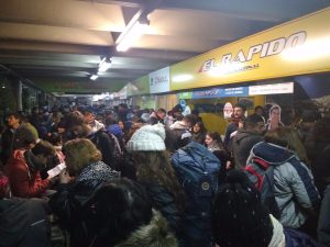 Turistas varados en la terminal protestan ante el cierre del paso a Chile