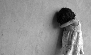 San Juan: Padre habría entregado a su hija de 8 años por vino y asado