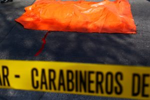 Murió joven que sufrió crisis en calles de Santiago: Carabineros investiga la causa