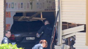 Niños muertos y heridos al chocar un auto en una sala en Australia