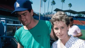 Charlie Sheen acusado de tener sexo con el actor Corey Haim cuando tenía 13