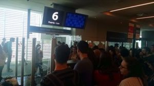 Video: Iban a ver a Coldplay y quedaron varados en el aeropuerto
