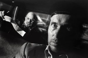 Retratos en el asiento trasero de un taxi