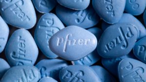 Pueblo denuncia que una fábrica de viagra causa erecciones en hombres y perros