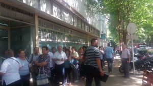 Quejas por las largas colas que tuvieron que hacer los jubilados en los bancos de Mendoza
