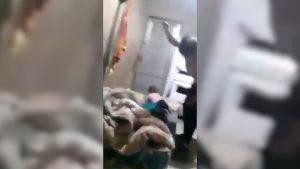 Video: Una madre golpea violentamente a su hija por una tablet