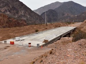 Anunciaron que se podrá circular por el puente que destruyó un alud en la ruta a Chile