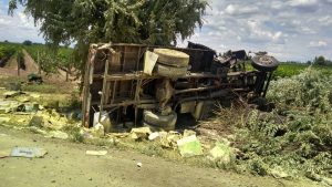 Volcó un camión en Luján, el conductor murió y hubo derrame de sustancias tóxicas
