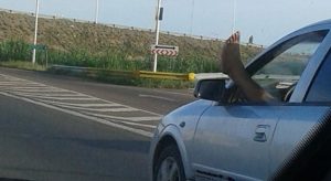 Escrachan a un conductor que manejaba con un pie afuera en el Acceso Este