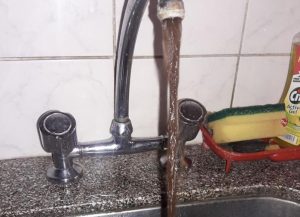 ¡Impresionante! Vecinos de un pueblo de Lavalle denunciaron que el agua sale "negra"