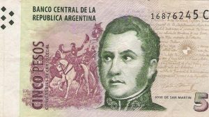 Realizó un infantil dibujo en un billete de $5 para transformarlo en uno de $500 y por ello quedó detenido