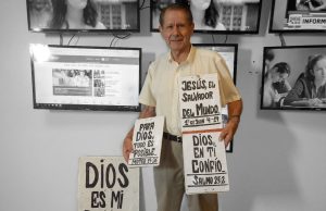 Conocé a Raúl, el hombre detrás de los mensajes de fe que decoran Mendoza