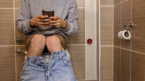 Hombre estuvo media hora sentado con su celular en el baño y quedó paralítico