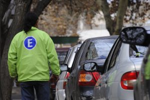 Capital suma zonas y extiende el horario para cobrar el estacionamiento