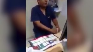 Video: Escracha a médico que pega "figus" del Mundial en el trabajo