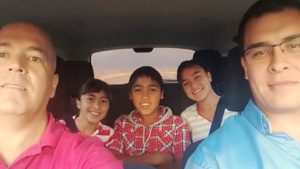 La conmovedora historia de una pareja gay que adoptó a tres adolescentes