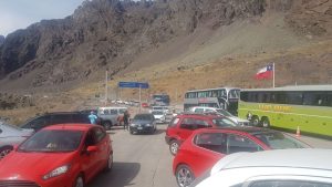 Cruce a Chile: Interrumpen el tránsito para que no colapse el Paso