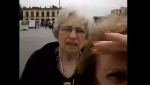 Mirá el genial video de dos abuelas intentando sacarse un selfie