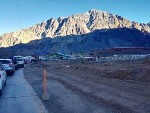 Largas colas en el paso Cristo Redentor por el fin de semana largo