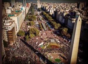 Multitudinario acto opositor en el Obelisco en rechazo al acuerdo del Gobierno con el FMI