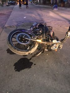 Joven en grave estado tras chocar con su moto