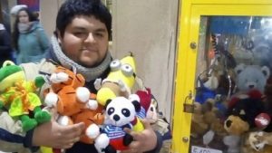 Video: Estudiante reveló cómo ganarle a la máquina de peluches