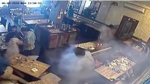 Video: Le explotó el celular en el bolsillo y se le prendió fuego la ropa