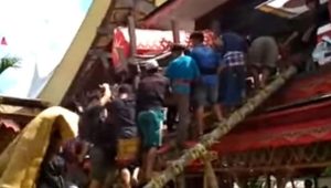 Video: Murió aplastado por el ataúd en el funeral de su mamá