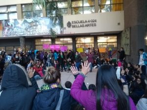 Alumnos protestaron por un desborde cloacal y el gobierno suspendió las clases