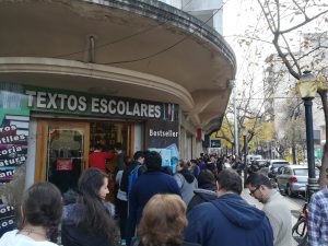 Furor en Mendoza por comprar libros a $2 en un local que cierra