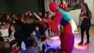 Video: Un escalofriante show para niños conmociona las redes