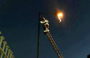 Video: Drogado trepó por una torre y no pudo bajarse