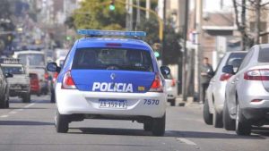 Tres chicos devolvieron una mochila con dinero en una comisaría y un policía se la robó