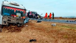 Tragedia: 4 personas fallecieron luego de choque frontal entre un camión y un auto