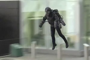 Inventó un traje para volar como Iron Man