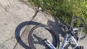 Video: Policía se distrae con su celular y atropella a ciclista