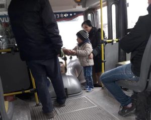 Día del Niño: Mirá cómo recibió un chofer a sus pequeños pasajeros