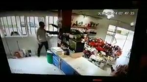 Video: florista resiste asalto enfrentando al ladrón con una tijera