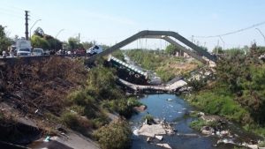 Video: Un puente se cayó cuando un camión circulaba por la estructura