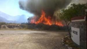 Evacuaron a vecinos del Challao por el incendio del Cerro Arco