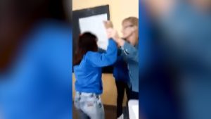 Video: Una compañera golpea a otra y la maestra intenta evitarlo