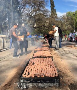 Se vendió todo y ¡sumamos 400 choris más en la Plaza Independencia!