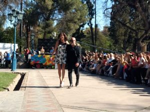 Los conductores de Canal 9 se animaron a desfilar en la Plaza Independencia