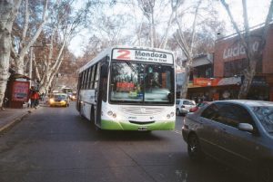 Guaymallén: Parejas discutieron en el micro y una mujer acuchilló a otra