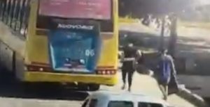 Video: robaron un parlante en Godoy Cruz y se lo llevaron en micro