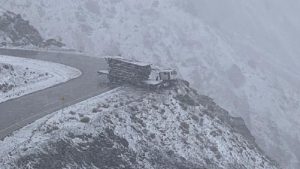 Video: un camión casi cae al vacío en Alta Montaña