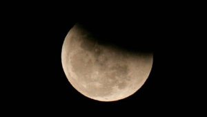 ¿Cómo podemos ver el eclipse lunar de esta tarde noche?