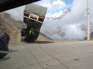 Impresionante: camión quedó colgando en los Caracoles de Chile